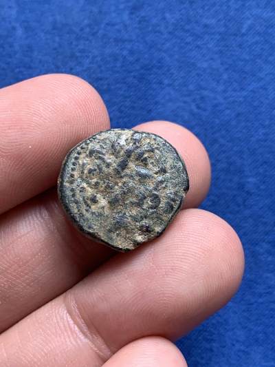 《竞宝斋》第423场 周日，周一，周二  3场连拍 （全场包邮） 古希腊塞琉古王朝宙斯铜币 ，公元前一世纪皮埃里亚安条克城地区打制，正面：宙斯头像，背面：宙斯手托胜利女神奈基座像。数据约：18.2毫米，6.8克。状态如图，难得未清洗，底板光洁，细节很好，有较大清理空间。