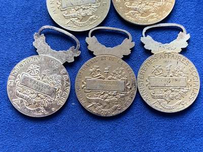 《竞宝斋》第423场 周日，周一，周二  3场连拍 （全场包邮） 五枚一组 法国镀金银质功勋章 总重约61.7克 26.9-29mm