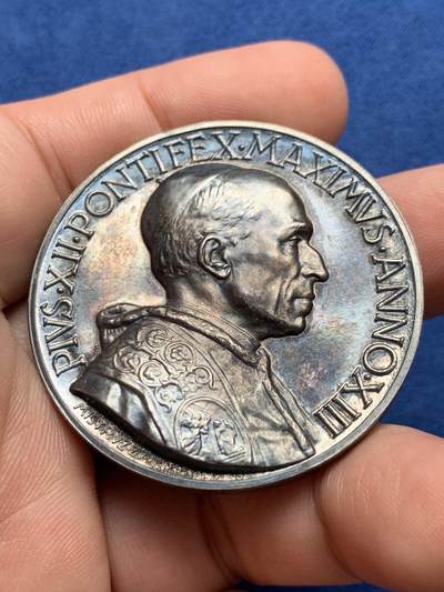 《竞宝斋》第423场 周日，周一，周二  3场连拍 （全场包邮） 原盒 梵蒂冈庇护十二世教皇纪念银章，五彩高浮雕，细节见图，43.8mm，37.1克。