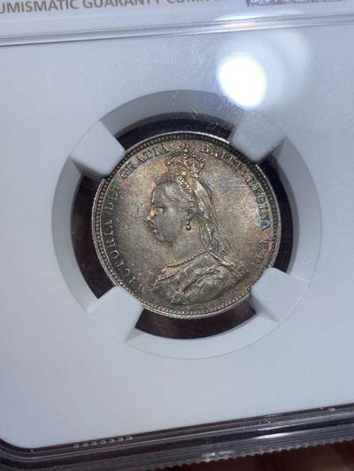 《竞宝斋》第423场 周日，周一，周二  3场连拍 （全场包邮） NGC MS63 英国1887年 维多利亚女王1先令银币，欧洲老藏家百年收藏，长期储存形成的欧洲五彩包浆，双面色泽皆美丽动人，63分里的极品，姹紫嫣红。