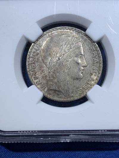 《竞宝斋》第423场 周日，周一，周二  3场连拍 （全场包邮） NGC MS62 法国 1932年 10法郎银币 带彩包浆