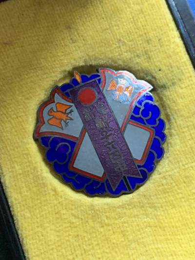 《竞宝斋》第423场 周日，周一，周二  3场连拍 （全场包邮） 纪年二千六百年纪念银制胸章 富国征兵保险相互会社 14.4克 带盒 细节见图