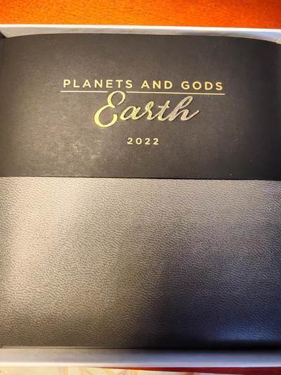 长老汇蛇年精选第五十四场拍卖 2022喀麦隆太阳系之地球女神2000法郎2盎司高浮雕仿古彩色银币，数码打印技术，999银，500枚，盒证全