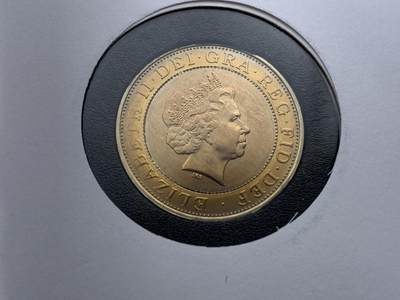 《竞宝斋》第423场 周日，周一，周二  3场连拍 （全场包邮） 英国2005年二战欧洲战场胜利60周年纪念限量邮币封，嵌入同年同题材二战结束60周年纪念2英镑双色金属硬币。图案圣保罗大教堂，英国坚持与胜利的象征。超大幅设计。