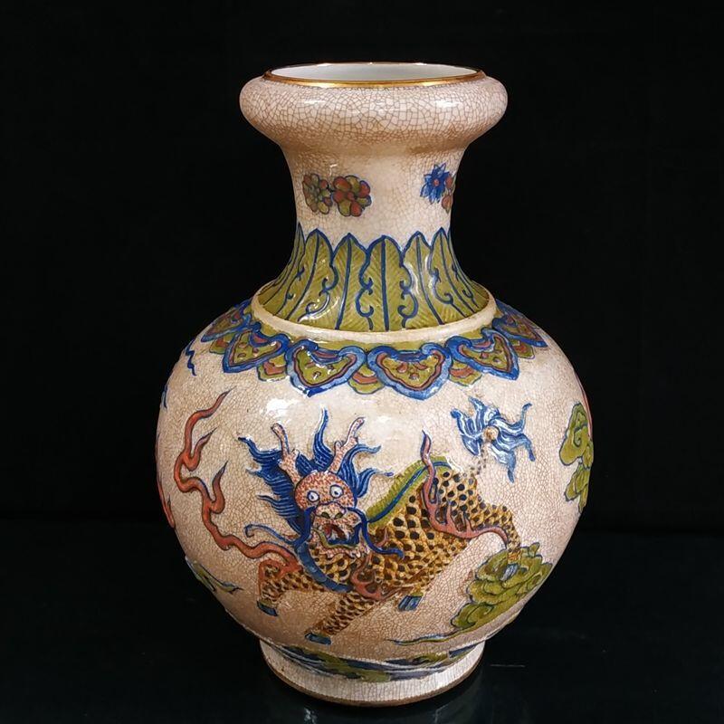 精品老瓷器专场 粉彩手工浮雕麒麟图开片描金蒜头瓶
