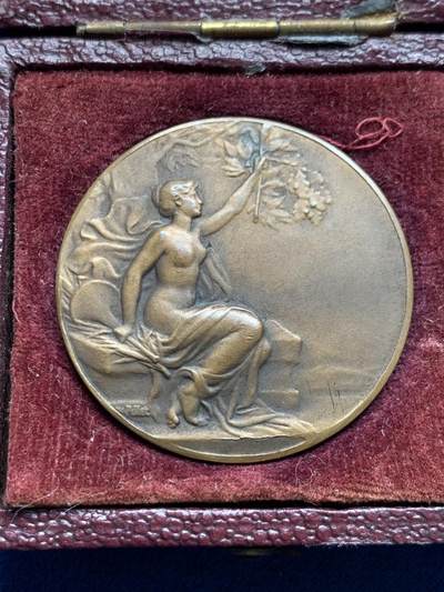 《竞宝斋》第423场 周日，周一，周二  3场连拍 （全场包邮） 法国1927年巴黎第十一区学校基金纪念铜章 13.6克 33.5mm 三角铜标 带盒