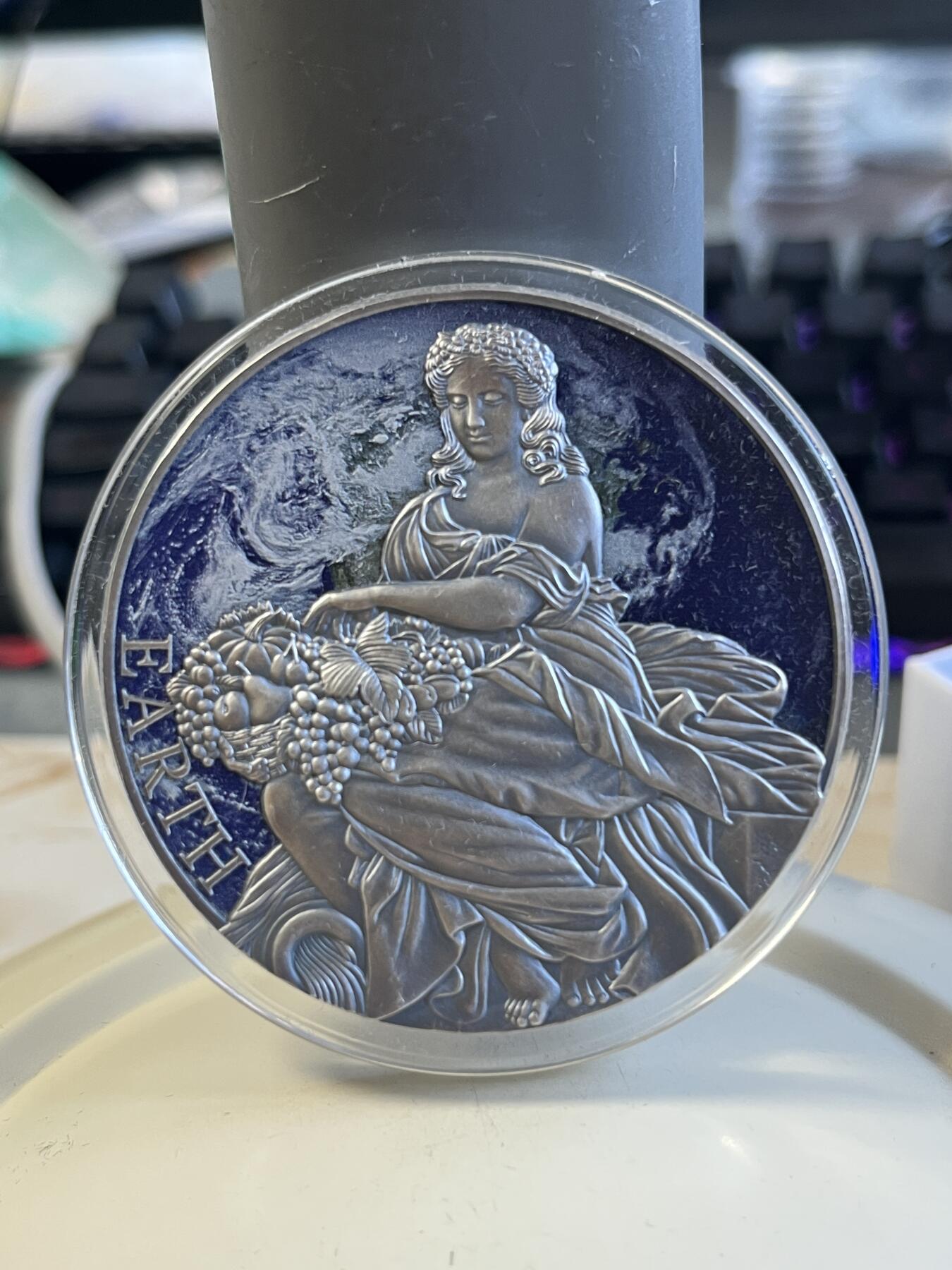 第177期拍卖【长期征集拍品】 喀麦隆2022年行星之神系列10地球-盖亚2盎司彩银币，999银，发行500枚