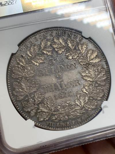 《竞宝斋》第423场 周日，周一，周二  3场连拍 （全场包邮） NGC AU55 德国1844年法兰克福城市景观2泰勒银币，高点细节很好，正面底板欧陆灰包浆，略带五彩，背面镜面底板，五彩包浆，1844是末年和小特年，55分以上仅10枚，评级数量很少。