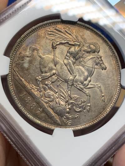 《竞宝斋》第423场 周日，周一，周二  3场连拍 （全场包邮） NGC AU58 英国1887年维多利亚高冠马剑克朗银币 包浆厚重 味道好