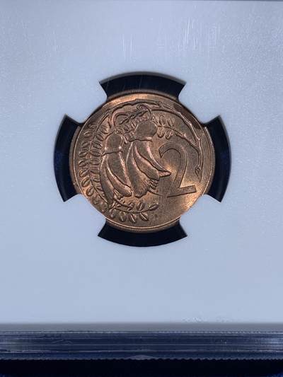 《竞宝斋》第423场 周日，周一，周二  3场连拍 （全场包邮） 冠军分 稀少错版 NGC MS65RB 新西兰 1967 2分铜币 参见KM-3（巴哈马正面）/KM-33（新西兰背面）。此错币类型耐人寻味 SBP 2020年同分 将近1800成交