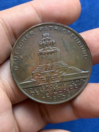 《竞宝斋》第423场 周日，周一，周二  3场连拍 （全场包邮） 德国1913年莱比锡大会战纪念铜章 直径38mm 24.1克 正面拿剑武士象征反法联盟的胜利，背面莱比锡建功碑，该版本少见。表面有油脂的感觉。