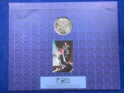 《竞宝斋》第423场 周日，周一，周二  3场连拍 （全场包邮） 英国2000年伊丽莎白二世女王加冕至今纪念。嵌入英系克朗币代表作之一，1953年伊二女王登基纪念5先令克朗型币。极奢华超大幅设计，简直是对这枚代表克朗的最佳封装方式，超越任何评级封装。英系克朗币玩家不可错过的一封。