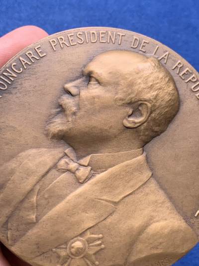 《竞宝斋》第423场 周日，周一，周二  3场连拍 （全场包邮） 1913年雷蒙·普恩加莱当选总统纪念章  保存于原装勃艮第红盒子 147.3克 71.8mm 丰饶角铜标