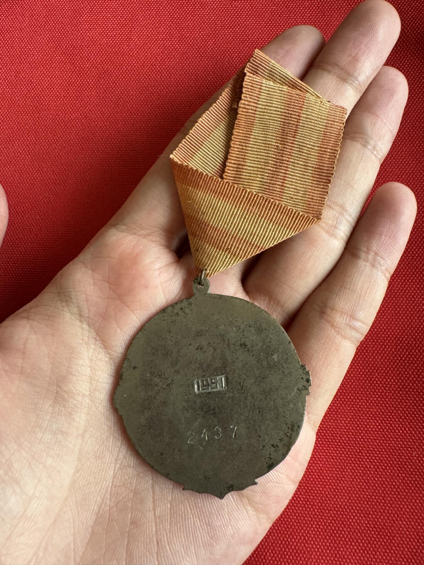 五哥徽章群   29号周一晚上八点4群联拍 1951年