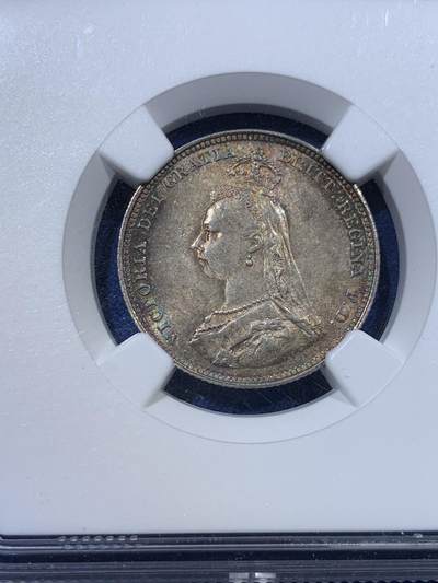 《竞宝斋》第423场 周日，周一，周二  3场连拍 （全场包邮） NGC MS63 英国1887年 维多利亚女王1先令银币，欧洲老藏家百年收藏，长期储存形成的欧洲五彩包浆，双面色泽皆美丽动人，63分里的极品，姹紫嫣红。