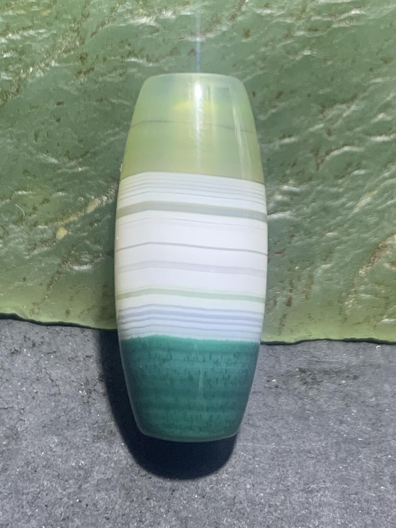 精美冰透高玉化瓷白绿双色缠丝玛瑙桶珠一颗