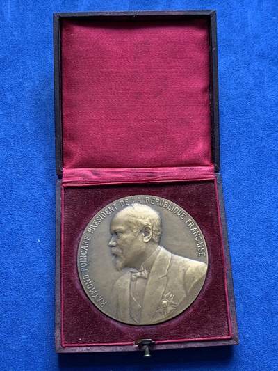 《竞宝斋》第423场 周日，周一，周二  3场连拍 （全场包邮） 1913年雷蒙·普恩加莱当选总统纪念章  保存于原装勃艮第红盒子 147.3克 71.8mm 丰饶角铜标