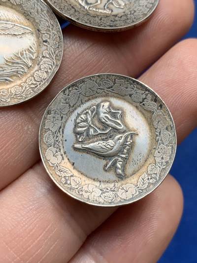 《竞宝斋》第423场 周日，周一，周二  3场连拍 （全场包邮） 三枚一组 法国私人定制鸟类银章 带有80%含银量银标 总重13克 25.8mm