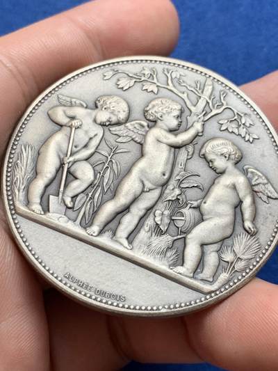 《竞宝斋》第423场 周日，周一，周二  3场连拍 （全场包邮） 法国三天使园艺银章 丰饶角2银标 带盒 60.6克 50.2mm