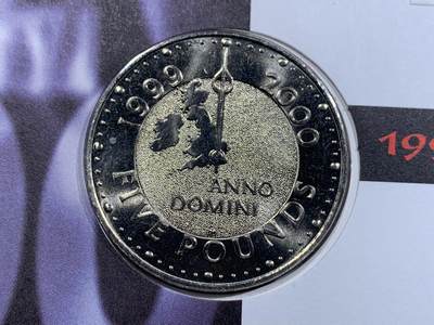 《竞宝斋》第423场 周日，周一，周二  3场连拍 （全场包邮） 英国2000年千禧年跨越世纪，格林尼治倒计时主题纪念限量邮币封，经典世纪倒计时表盘同题材5英镑纪念克朗币。经典的一枚，超大幅设计。