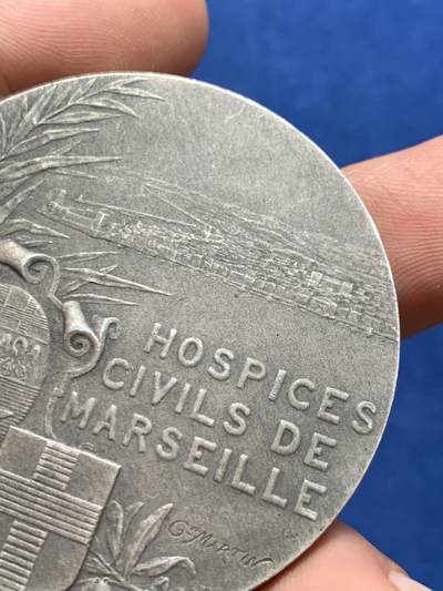 《竞宝斋》第423场 周日，周一，周二  3场连拍 （全场包邮） 法国1913年马赛市民医院纪念银章，城市景观纹章图，丰饶角1AR边铭，49.8mm，63.5克