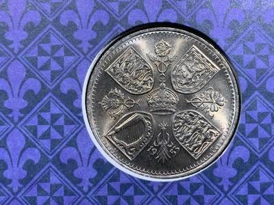 《竞宝斋》第423场 周日，周一，周二  3场连拍 （全场包邮） 英国2000年伊丽莎白二世女王加冕至今纪念。嵌入英系克朗币代表作之一，1953年伊二女王登基纪念5先令克朗型币。极奢华超大幅设计，简直是对这枚代表克朗的最佳封装方式，超越任何评级封装。英系克朗币玩家不可错过的一封。