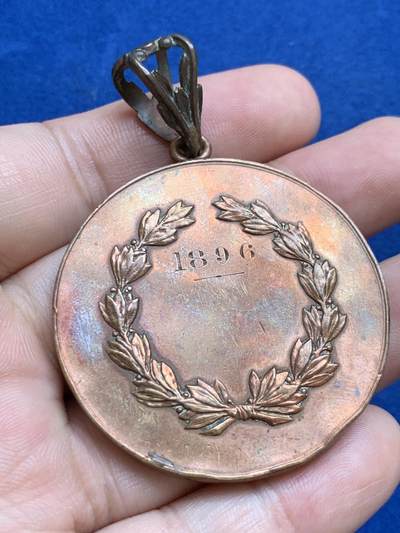 《竞宝斋》第423场 周日，周一，周二  3场连拍 （全场包邮） 法国1896年埃斯丁射击协会大尺寸奖章，直径47mm，带环重约49.2克。历经岁月，边有磕碰，细节见图。