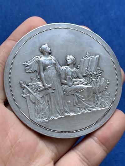 《竞宝斋》第423场 周日，周一，周二  3场连拍 （全场包邮） 1898法国音乐节大银章 菱形银标 带盒 129.2克 68.5mm