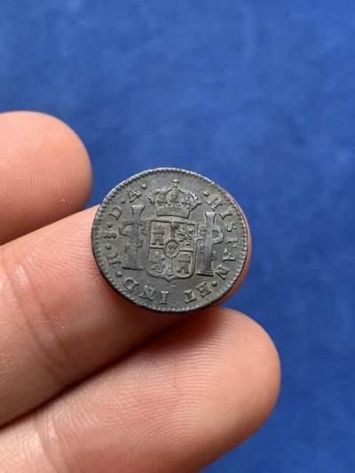 《竞宝斋》第423场 周日，周一，周二  3场连拍 （全场包邮） 1797年西属智利1/2里亚尔银币，比起墨西哥、秘鲁、玻利维亚来说，智利银币的发行量是仅次于哥伦比亚第二稀少的地区，存世量更是稀少。正面：卡洛斯四世胸像，下方纪年铭文：CAROLUS IIII DEI GRATIA（卡洛斯四世·承神恩）背面：皇冠盾徽与海格力斯柱。铭文：HISPAN ET IND REX（西班牙与西印度群岛国王）So/智利圣迭戈厂标，FJ/验金师字母缩写。状态如图，原包浆未清洗，人