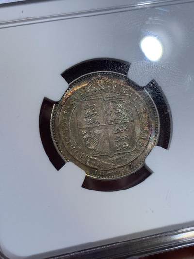 《竞宝斋》第423场 周日，周一，周二  3场连拍 （全场包邮） NGC MS63 英国1887年 维多利亚女王1先令银币，欧洲老藏家百年收藏，长期储存形成的欧洲五彩包浆，双面色泽皆美丽动人，63分里的极品，姹紫嫣红。
