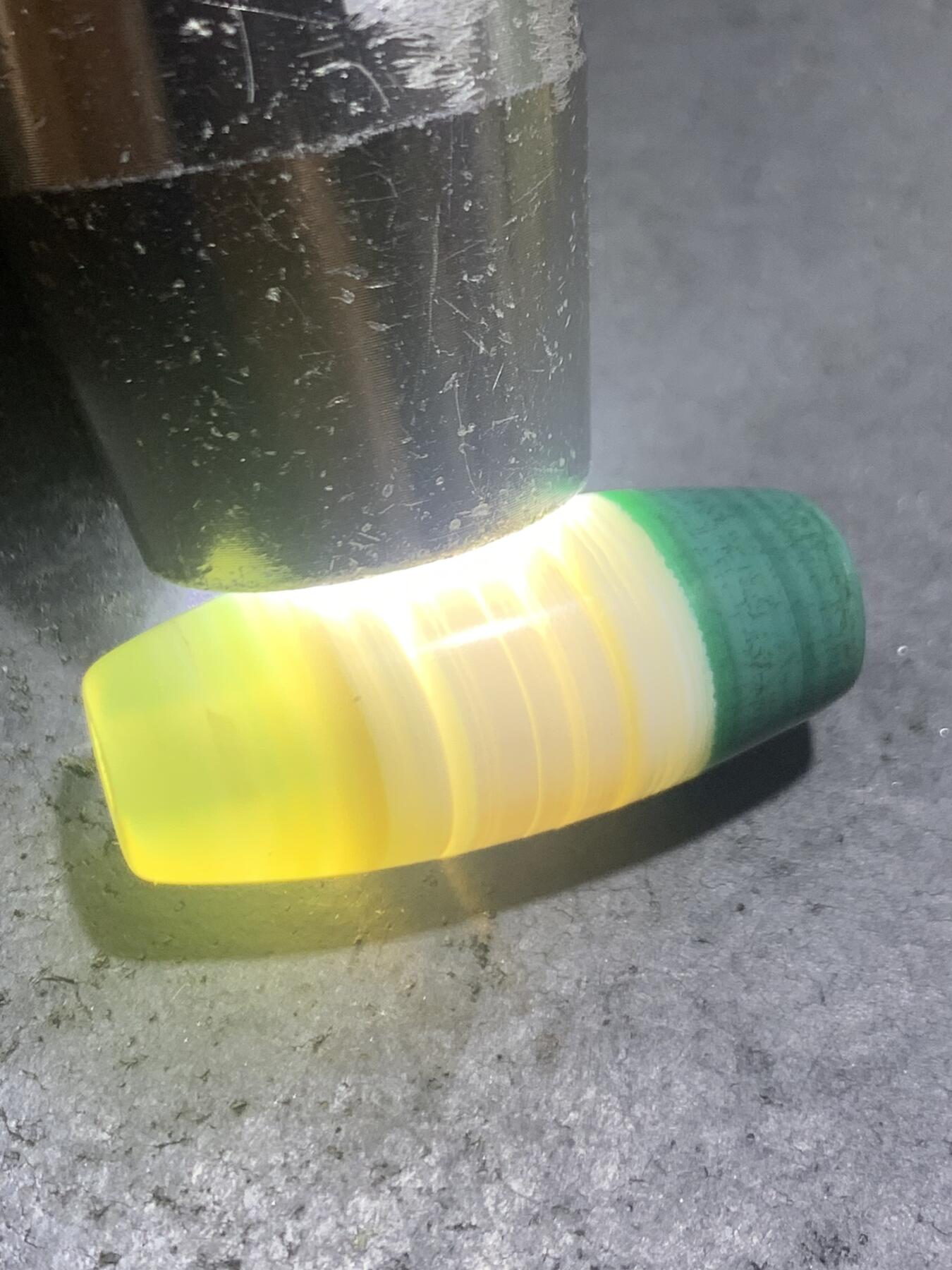 精美冰透高玉化瓷白绿双色缠丝玛瑙桶珠一颗