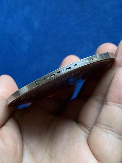 《竞宝斋》第423场 周日，周一，周二  3场连拍 （全场包邮） 1898法国音乐节大银章 菱形银标 带盒 129.2克 68.5mm