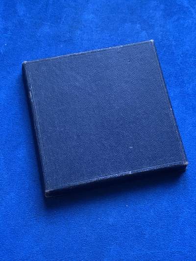 《竞宝斋》第423场 周日，周一，周二  3场连拍 （全场包邮） 1898法国音乐节大银章 菱形银标 带盒 129.2克 68.5mm