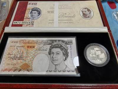 长老汇蛇年精选第五十四场拍卖 1996英国女王诞辰70周年10英镑纸币+5英镑精制银币套装，纸币编号是女王专用的HM=Her Majesty，小号，很多小号都是慈善晚会捐款用的，限量发行；银币28.28克925银