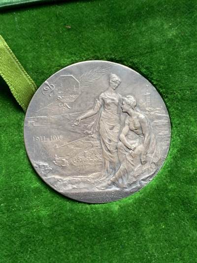 《竞宝斋》第423场 周日，周一，周二  3场连拍 （全场包邮） 法国鲁夫运河工程银质纪念章 22.9克 35.8mm  普通外拍 3200成交 正面：六边形盾徽上刻有年份1775， 图案区域标注1911-1916年及签名“GREGOIRE”；底部铭文“致鲁夫大型海上隧道的合作者与工人们”。背面：正在开凿的隧道中，一名工人倚靠镐头休息；底部铭文“长度7,200米 开口22米/断面300平方米”。 原盒  此章颁发给桥梁与公路总监察长克拉韦耶 