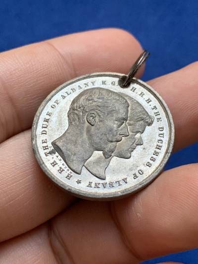 《竞宝斋》第423场 周日，周一，周二  3场连拍 （全场包邮） 英国1882阿尔巴尼公爵&公爵夫人纪念章，WM金属，直径：29.8mm，重量：7.85克。