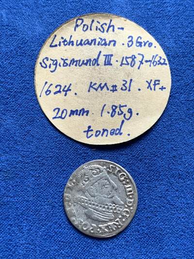 《竞宝斋》第423场 周日，周一，周二  3场连拍 （全场包邮） 1624年波兰立陶宛联邦3格罗申银币，正面：西吉斯蒙德三世右侧面肖像。SIG.III.D.G.REX.POL.MDL  译文：西吉斯蒙德三世，蒙上帝恩典，波兰国王，立陶宛大公。背面：上方为罗马数字面额、波兰鹰徽、瓦萨王朝纹章与将年份分隔的立陶宛维提斯骑士徽。下方为萨斯基纹章。1624  GROS.ARGE TRIP.REGNPOLONI  译为