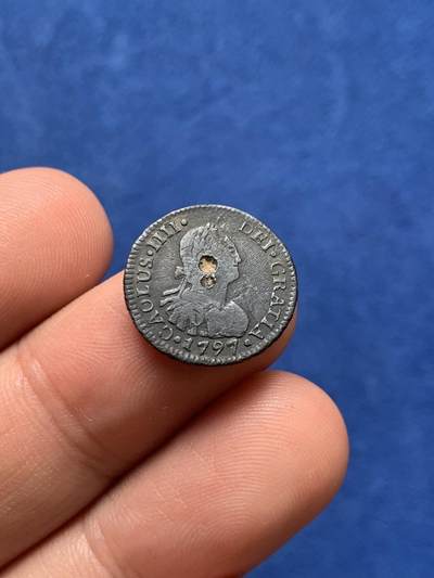 《竞宝斋》第423场 周日，周一，周二  3场连拍 （全场包邮） 1797年西属智利1/2里亚尔银币，比起墨西哥、秘鲁、玻利维亚来说，智利银币的发行量是仅次于哥伦比亚第二稀少的地区，存世量更是稀少。正面：卡洛斯四世胸像，下方纪年铭文：CAROLUS IIII DEI GRATIA（卡洛斯四世·承神恩）背面：皇冠盾徽与海格力斯柱。铭文：HISPAN ET IND REX（西班牙与西印度群岛国王）So/智利圣迭戈厂标，FJ/验金师字母缩写。状态如图，原包浆未清洗，人