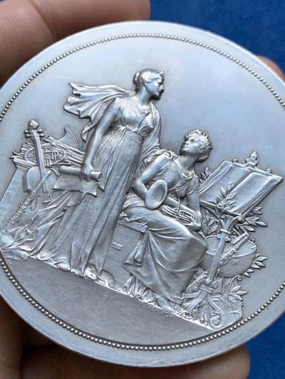 《竞宝斋》第423场 周日，周一，周二  3场连拍 （全场包邮） 1898法国音乐节大银章 菱形银标 带盒 129.2克 68.5mm