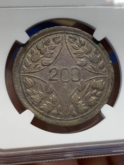 《竞宝斋》第423场 周日，周一，周二  3场连拍 （全场包邮） NGC AUD 1926年川花二百文，光边，中早期叶版，嘉禾图案清晰深邃，可惜正面有腐蚀，背面底板状态细节见图。