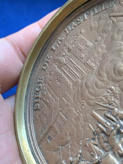 《竞宝斋》第423场 周日，周一，周二  3场连拍 （全场包邮） 围攻巴士底狱单面铜章 92.1克 84mm 顶部有打孔 大直径 品种少见