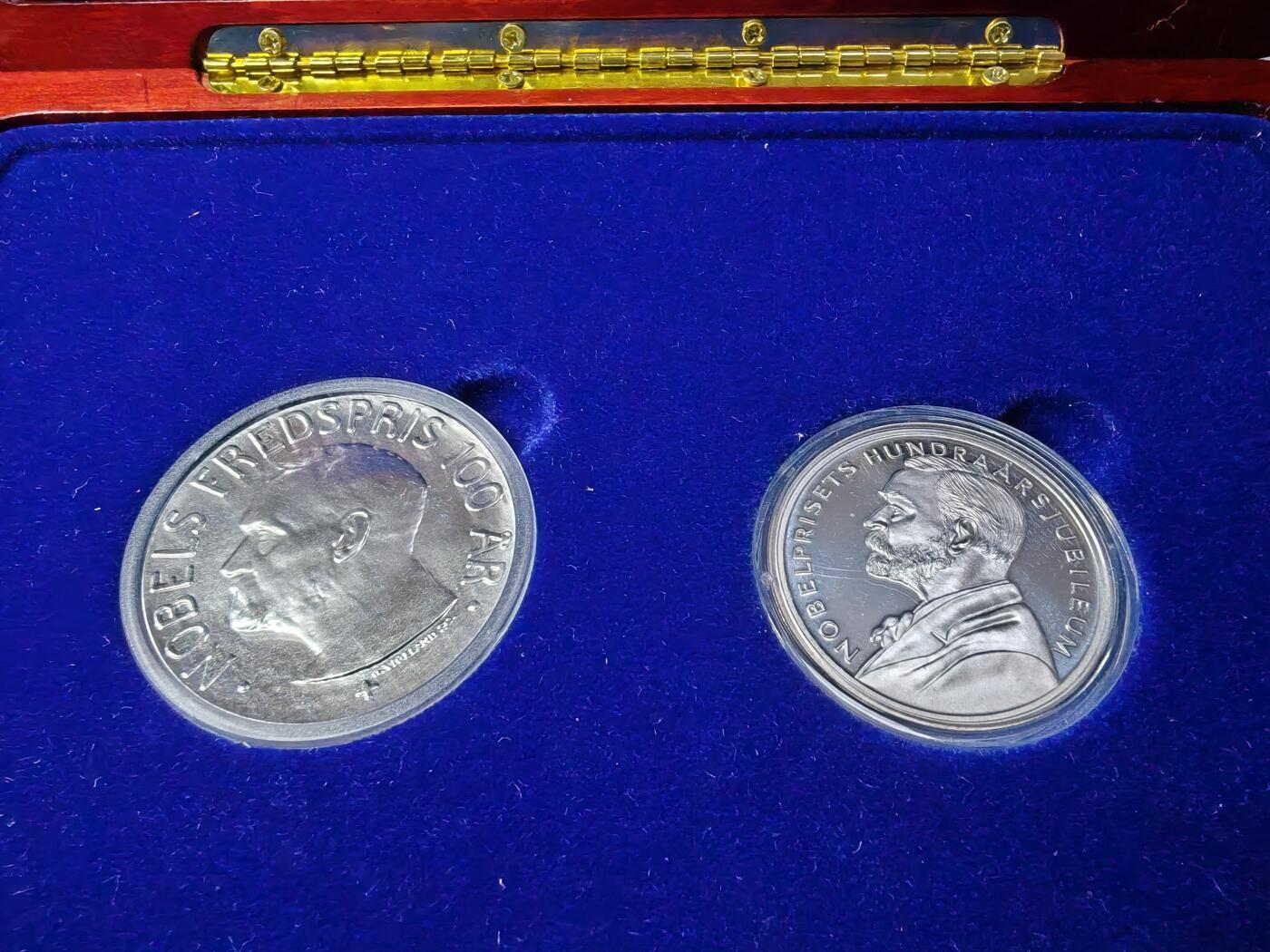 长老汇蛇年精选第五十四场拍卖 2001挪威+瑞典诺贝尔百周年100克朗+200克朗银币，原盒+说明纸，极为难得，仅挪威那枚克书标价225美金，2000套