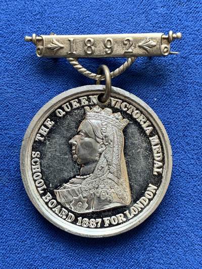 《竞宝斋》第423场 周日，周一，周二  3场连拍 （全场包邮） 英国1892年维多利亚纪念章，WM材质，少见品种，直径：38mm，总重约19.8克。