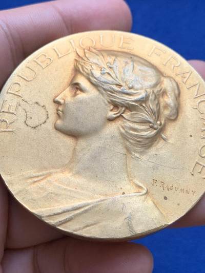 《竞宝斋》第423场 周日，周一，周二  3场连拍 （全场包邮） 巴黎商业展览镀金铜章 89.4克 59.5mm 带铜标 细节见图