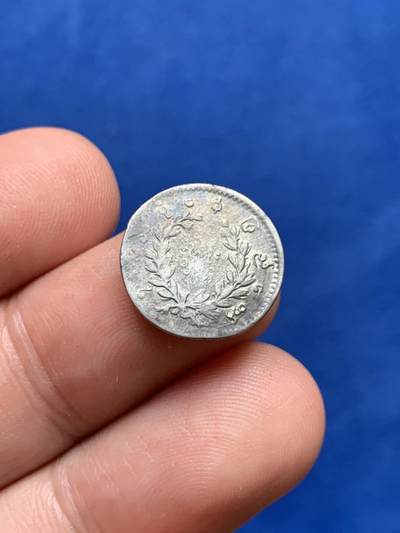 《竞宝斋》第423场 周日，周一，周二  3场连拍 （全场包邮） 两枚一组 缅甸 1852年 孔雀 1/8kyat（1mu），小孔雀比大的更加稀少，其中一枚币坯偏打，细节见图