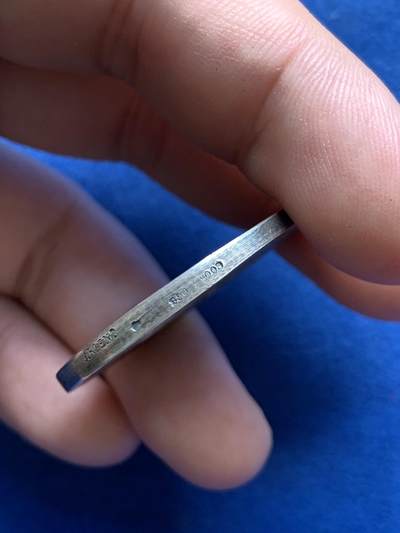 《竞宝斋》第423场 周日，周一，周二  3场连拍 （全场包邮） 法国鲁夫运河工程银质纪念章 22.9克 35.8mm  普通外拍 3200成交 正面：六边形盾徽上刻有年份1775， 图案区域标注1911-1916年及签名“GREGOIRE”；底部铭文“致鲁夫大型海上隧道的合作者与工人们”。背面：正在开凿的隧道中，一名工人倚靠镐头休息；底部铭文“长度7,200米 开口22米/断面300平方米”。 原盒  此章颁发给桥梁与公路总监察长克拉韦耶 