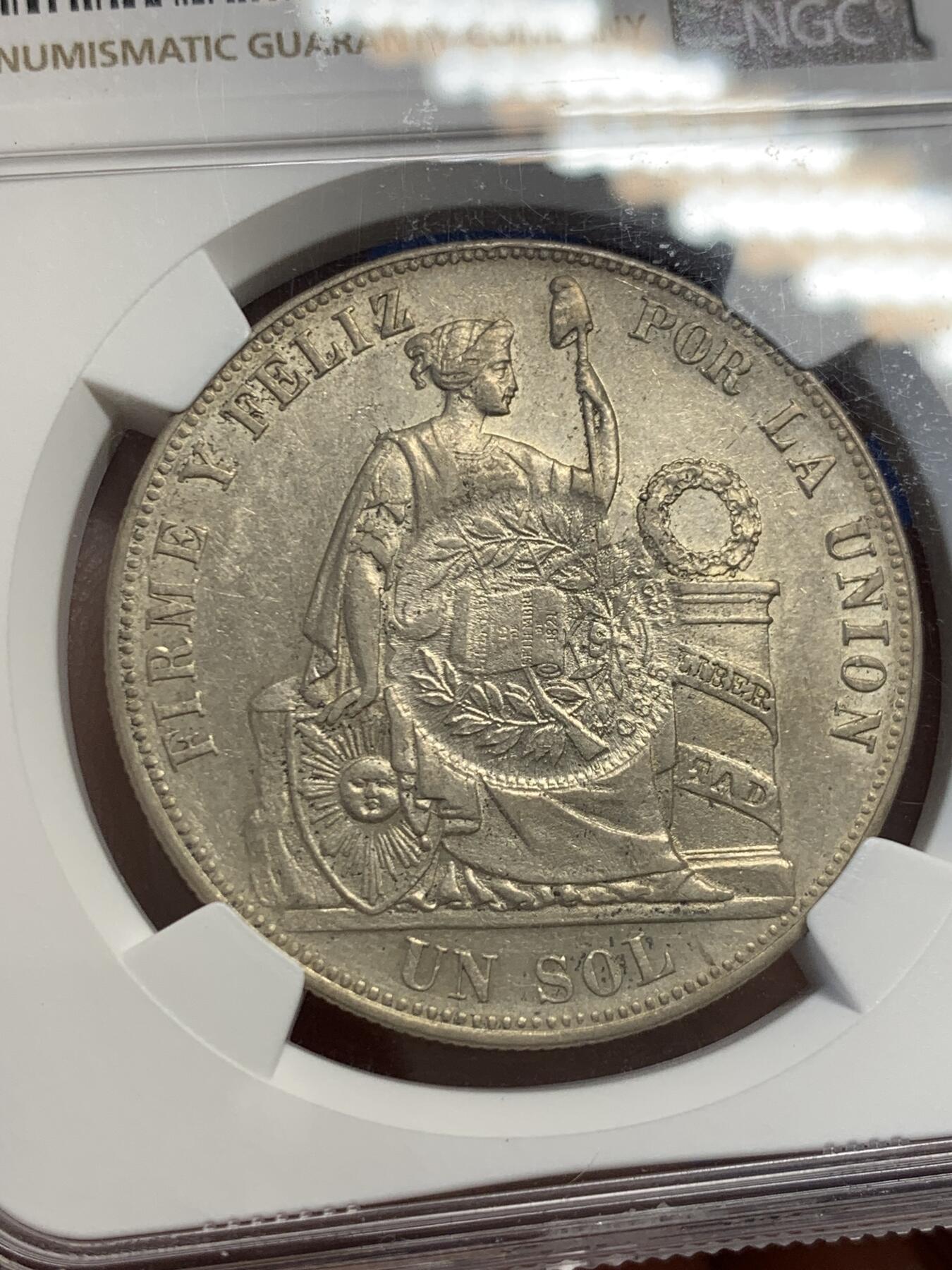 《竞宝斋》第423场 周日，周一，周二  3场连拍 （全场包邮） NGC AU55 危地马拉1894年加盖秘鲁坐人1比索1885年银币，细节非常清晰，加盖位置居中，比较难得。