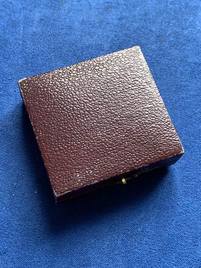 《竞宝斋》第423场 周日，周一，周二  3场连拍 （全场包邮） 法国1927年巴黎第十一区学校基金纪念铜章 13.6克 33.5mm 三角铜标 带盒