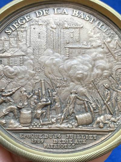 《竞宝斋》第423场 周日，周一，周二  3场连拍 （全场包邮） 围攻巴士底狱单面铜章 92.1克 84mm 顶部有打孔 大直径 品种少见