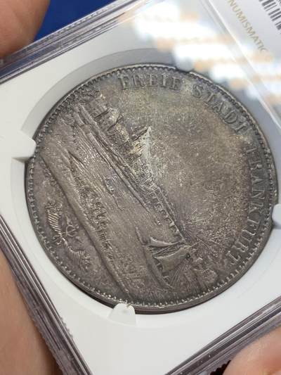 《竞宝斋》第423场 周日，周一，周二  3场连拍 （全场包邮） NGC AU55 德国1844年法兰克福城市景观2泰勒银币，高点细节很好，正面底板欧陆灰包浆，略带五彩，背面镜面底板，五彩包浆，1844是末年和小特年，55分以上仅10枚，评级数量很少。